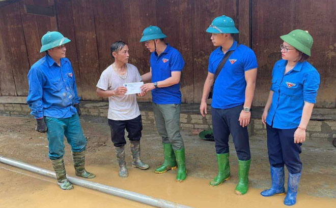 Bí thư Tỉnh đoàn Tỉnh đoàn Yên Bái Hà Đức Hải thăm hỏi trao hỗ trợ gia đình bị thiệt hại nặng nề về nhà ở tại xã Hồ Bốn.