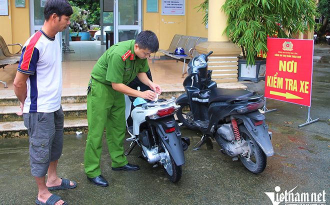 Khi bán xe, chủ phương tiện phải giữ lại giấy đăng ký và biển số (Ảnh minh họa)