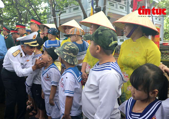 Chuẩn Đô đốc Lương Việt Hùng - Phó Tư lệnh Quân chủng Hải quân thăm hỏi, động viên quân dân đảo Trường Sa. (Ảnh chụp tháng 5/2022)