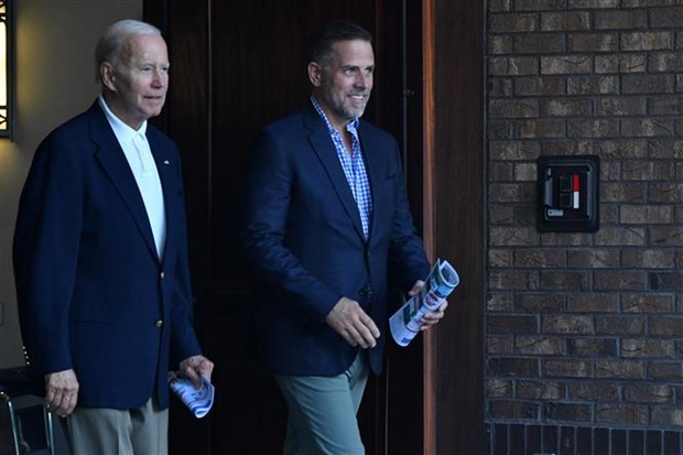 Tổng thống Mỹ Joe Biden (trái) và con trai Hunter Biden tại Johns Island, bang Nam Carolina ngày 13/8/2022.