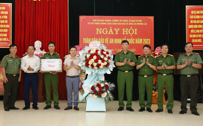 Lãnh đạo Công an tỉnh và Ban chỉ đạo 138 tỉnh tặng hoa chúc mừng Ngày hội tại xã Mường Lai.