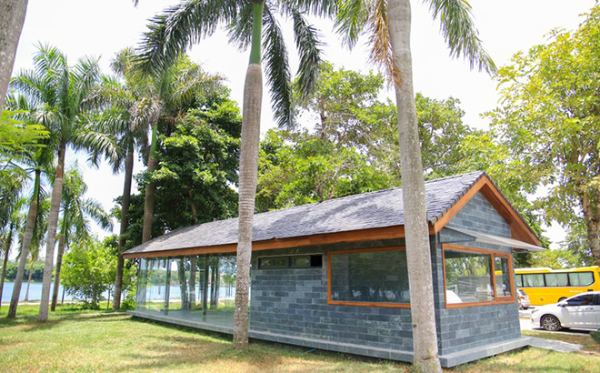 Một nhà vệ sinh công cộng vừa xây dựng hoàn thành ở bờ bắc sông Hương.