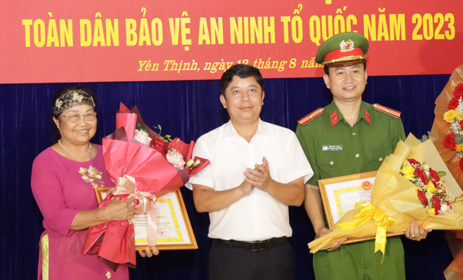 Lãnh đạo thành phố Yên Bái tặng giấy khen cho các tập thể có thành tích xuất sắc.