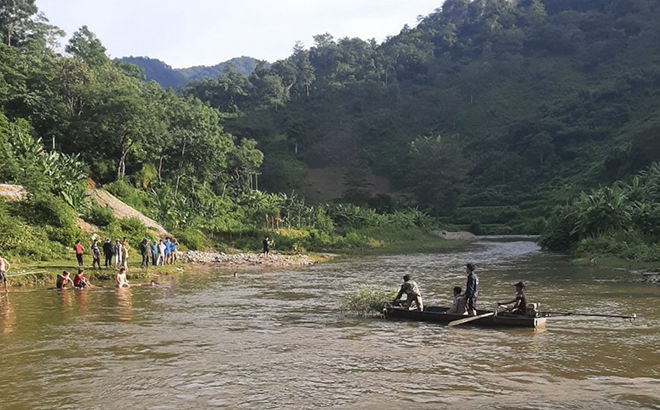 Lực lượng chức năng và người dân nỗ lực tìm kiếm 2 học sinh mất tích do đuối nước