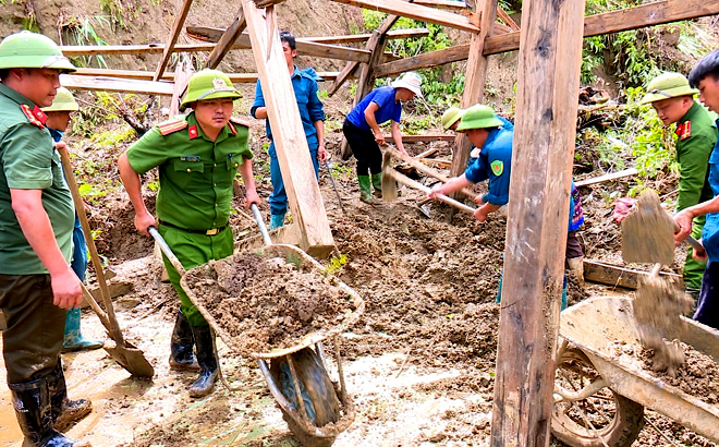 Lực lượng vũ trang giúp dân dọn dẹp nhà cửa khắc phục hậu quả bão lũ.