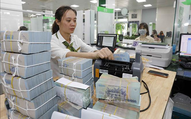 Khách hàng giao dịch tại Vietcombank chi nhánh Vĩnh Phúc. Ảnh minh họa