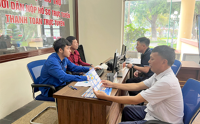 Người dân được hỗ trợ nộp hồ sơ trực tuyến, thanh toán trực tuyến tại Trung tâm Phục vụ hành chính công tỉnh Yên Bái.