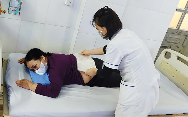 Khám chữa bệnh bằng y học cổ truyền tại Khoa Y học cổ truyền - Phục hồi chức năng của Trung tâm Y tế huyện Văn Yên.