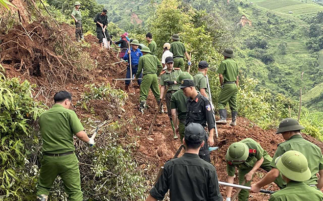 Đoàn thanh niên Công an tỉnh khắc phục sạt lở tuyến đường lên bản Háng Đề Đài, xã Khao Mang, huyện Mù Cang Chải.