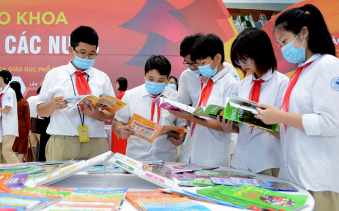 Thủ tướng yêu cầu bảo đảm sách giáo khoa và giáo viên kịp thời cho năm học 2023 - 2024.