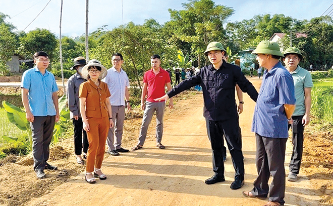 Đồng chí An Hoàng Linh - Bí thư Huyện ủy Yên Bình kiểm tra tuyến đường liên thôn tại thôn Phai Thao, xã Bạch Hà. (Ảnh: Đức Thành)