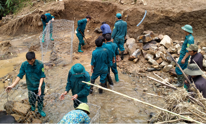 Lực lượng dân quân huyện Mù Cang Chải tham gia khắc phục sạt lở trên các tuyến đường giao thông liên thôn, bản sau trận mưa lũ gây thiệt hại nặng nề trên địa bàn huyện ngày 5/8.