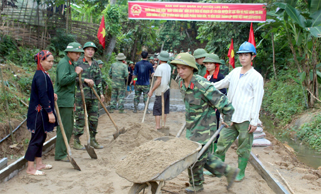 Cán bộ, chiến sỹ Ban Chỉ huy Quân sự huyện Lục Yên tham gia hoạt động “Ngày cùng dân” kiên cố hóa đường giao thông nông thôn.