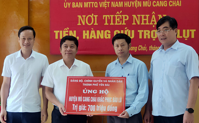 Lãnh đạo thành phố Yên Bái trao hỗ trợ 700 triệu đồng cho huyện Mù Cang Chải. 
