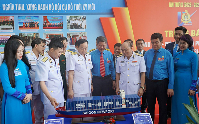 Thủ trưởng Bộ Tư lệnh Hải quân và đại biểu tham quan trưng bày tại Đại hội.