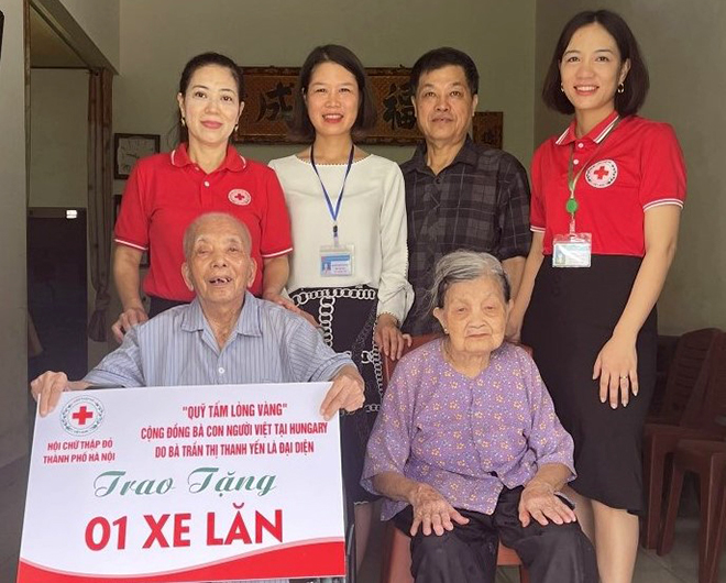 Hội Chữ thập đỏ thành phố Yên Báitrao xe lăn cho cụ Nguyễn Văn Việt, tổ dân phố số 4, phường Hợp Minh. 
