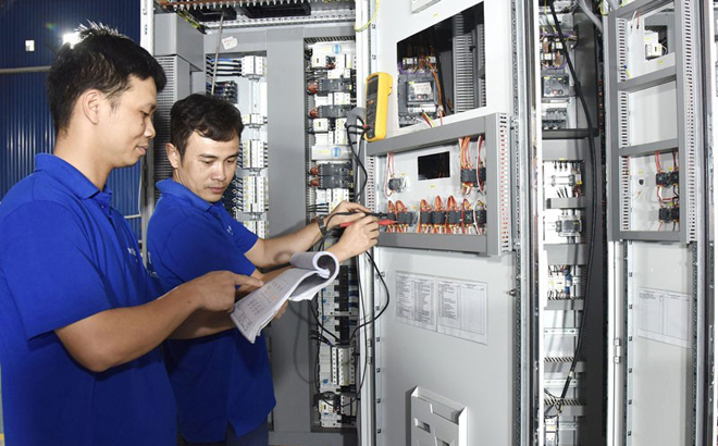 Công nhân Công ty TNHH Vander Leun (Hải Phòng) kiểm tra thiết bị điện