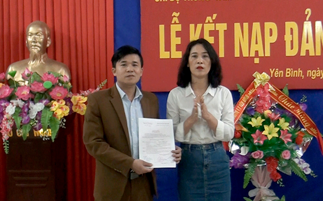 Trao quyết định kết nạp cho đảng viên tại Chi bộ Trung tâm Truyền thông và Văn hóa, Đảng bộ huyện Yên Bình.