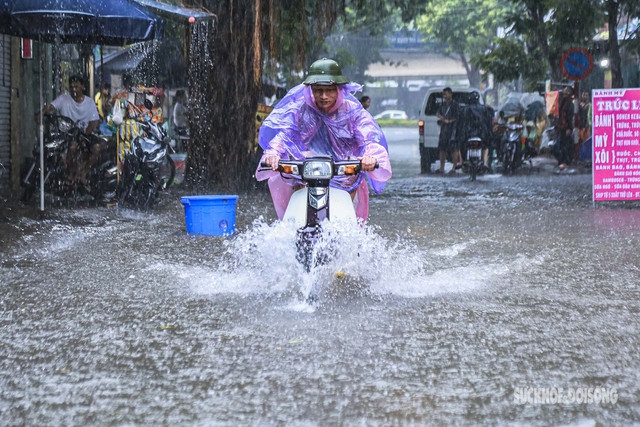 Mưa lớn khiến nhiều tuyến phố Hà Nội ngập nặng ngày 20/8.