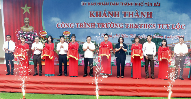 Các đại biểu cắt băng khánh thành công trình Trường Tiểu học và Trung học cơ sở Tuy Lộc.