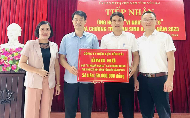 Lãnh đạo Công ty Điện lực Yên Bái trao ủng hộ 50 triệu đồng cho Ủy ban MTTQ tỉnh - Ban Vận động Quỹ 