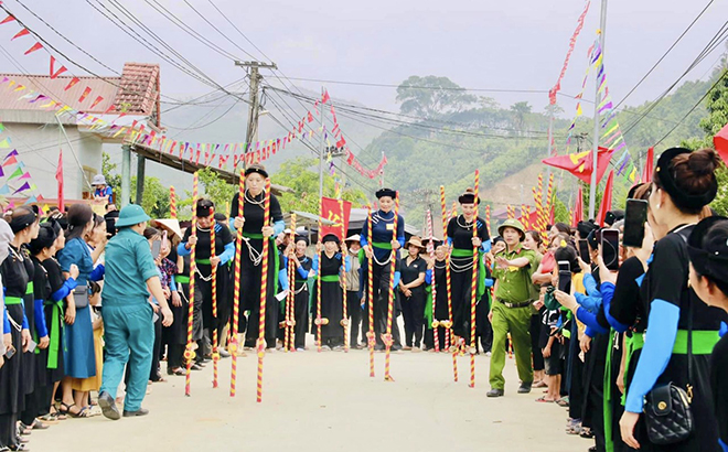 Hội viên phụ nữ xã Đại Phác (Văn Yên) tham gia các hoạt động tập thể trong ngày hội văn hóa dân tộc Tày.