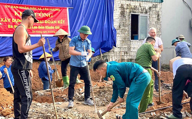 Cán bộ, đảng viên xã Tân Hương giúp hộ nghèo thôn Khuôn Giỏ làm Nhà đại đoàn kết.
