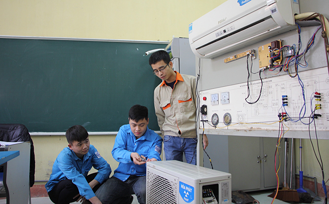 Sinh viên Trường Cao đẳng Nghề Yên Bái trong giờ thực hành sửa chữa điều hòa.