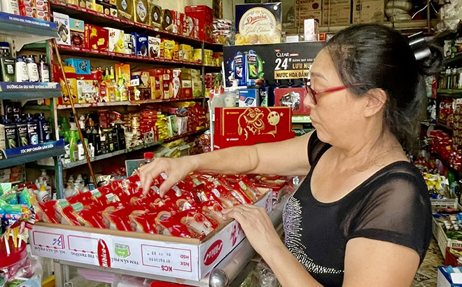 Cửa hàng của chị Hoàng Thị Sơn chỉ bán bánh Trung thu của các hãng， cơ sở sản xuất uy tín trong nước.