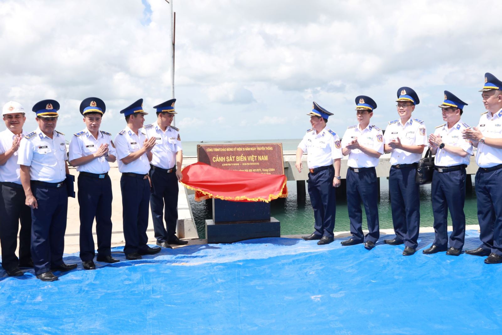 Thiếu tướng Đàm Xuân Tuấn - Phó Tư lệnh Cảnh sát biển gắn biển Công trình thủy công Hải đội 401.
