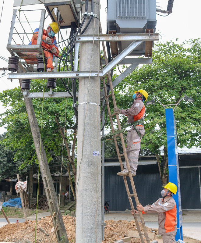 Công nhân ngành điện kiểm tra, bảo dưỡng trạm biến áp đảm bảo cấp điện an toàn, ổn định.