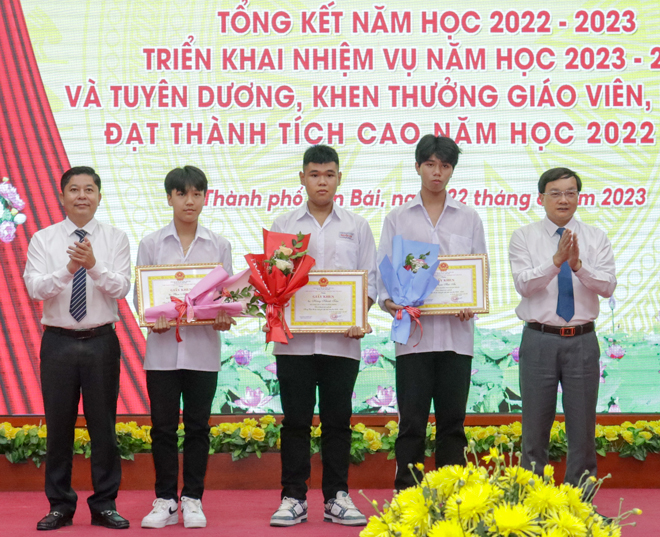 Lãnh đạo UBND thành phố Yên Bái tặng giấy khen cho các em học sinh có thành tích xuất sắc trong năm học 2022 - 2023.