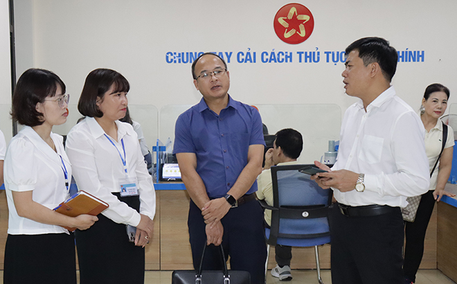 Đoàn công tác Ban cơ yếu Chính phủ kiểm tra tại Bộ phận Phục vụ hành chính công thành phố Yên Bái.