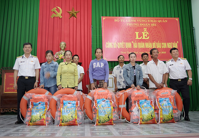 Vùng 3 tặng quà ngư dân trong buổi trao quyết định nhận đỡ đầu con ngư dân tại Thừa Thiên Huế