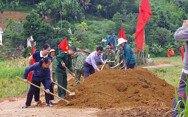 Cán bộ và nhân dân xã Đại Đồng tham gia làm đường giao thông nông thôn.