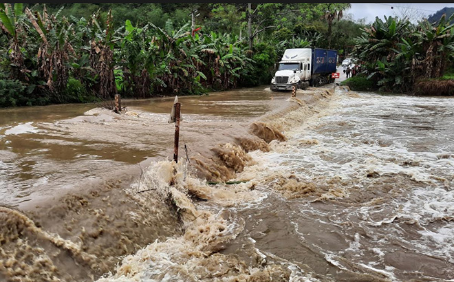 Mưa to cục bộ khiến mực nước các sông suối, ngầm tràn dâng lên cao, người dân cần cẩn thận trước khi đi qua dòng nước. Chính quyền địa phương cần phân công lực lượng chỉ dẫn đường cho người dân tránh nơi nước ngập sâu. (Ảnh: Ngầm tràn Tông Cụm, xã Minh Xuân nước dâng cao, chảy siết)