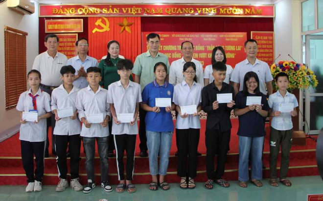 Các đại biểu trao học bổng “Cùng em vượt khó đến trường” cho học sinh có hoàn cảnh khó khăn vươn lên trong học tập trên địa bàn tỉnh Yên Bái.