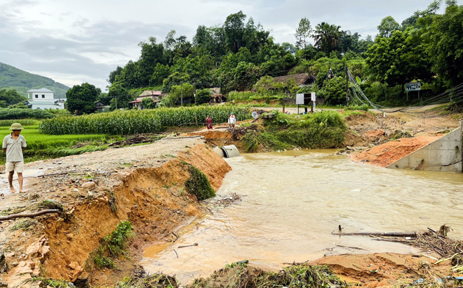 Hạng mục cống thoát nước tại đường tránh đoạn đang thi công trên tuyến  tỉnh lộ 163 tại xã Quang Minh đã bị vỡ, tạm thời gây chia cắt giao thông cục bộ.