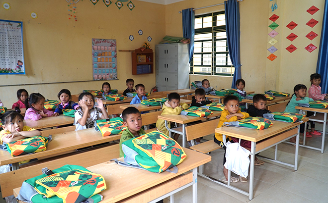 Học sinh vùng cao xã Hồ Bốn, huyện Mù Cang Chải, Yên Bái có mặt rất sớm để nhận lớp, nhận thầy trong ngày trường năm học mới.