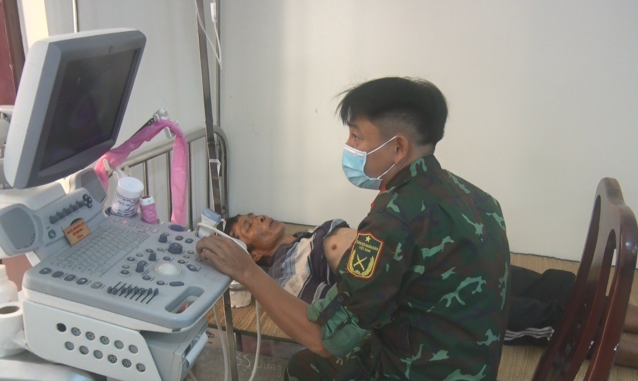 Quân y đảo Phan Vinh thăm, khám sức khỏe cho bệnh nhân Hồ Văn Huệ.