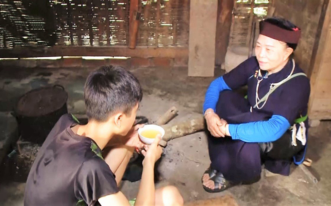 Bà Hà Thị Thoa sắc thuốc chữa bệnh cho người dân