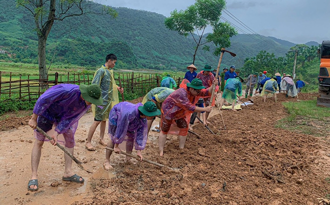 Người dân tham gia làm đường giao thông nông thôn ở thôn Ngòi Chang.