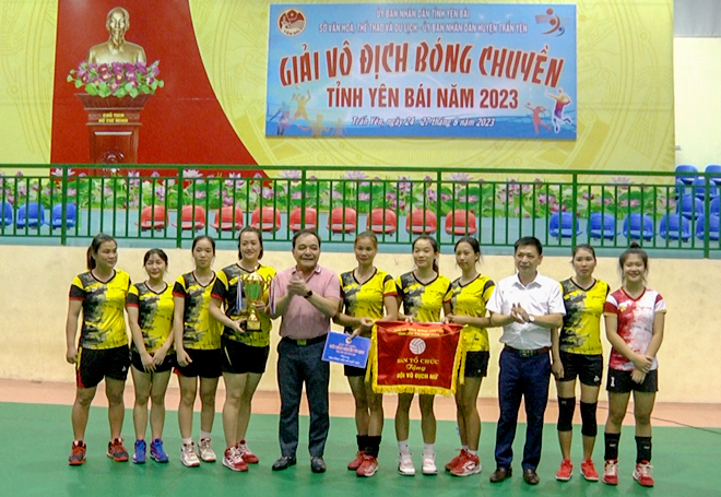 Đội bóng chuyền nữ huyện Trấn Yên giành cúp Giải vô địch bóng chuyền tỉnh Yên Bái năm 2023