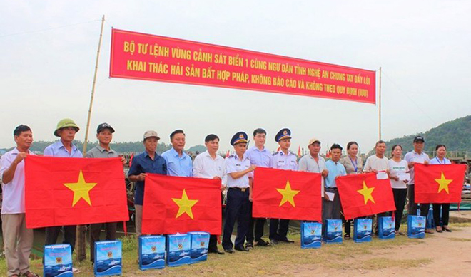 Bộ tư lệnh Vùng Cảnh sát biển 1 trao cơ cho ngư dân tại xã Nghi Quang, huyện Nghi Lộc.