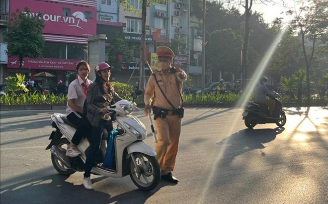 Cảnh sát giao thông vừa tập trung tuyên truyền, vừa xử lý các vi phạm. 
