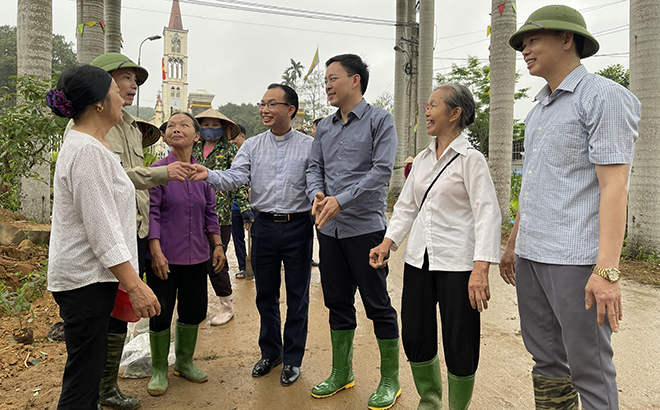 Bí thư Huyện ủy Yên Bình - An Hoàng Linh (thứ 3, từ phải sang) trao đổi, vận động người dân góp sức xây dựng nông thôn mới.