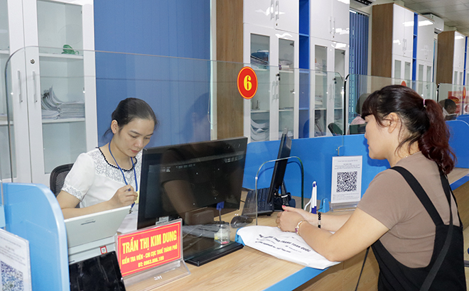 Người dân đến thực hiện thủ tục hành chính tại Bộ phận Phục vụ hành chính công thành phố Yên Bái.