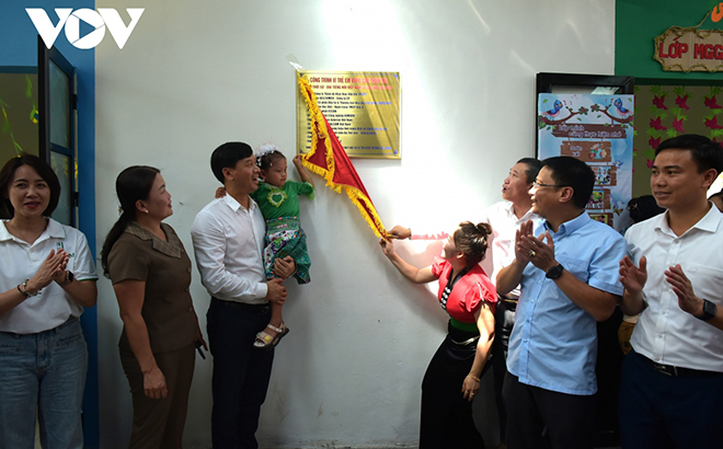 Lãnh đạo VOV, lãnh đạo huyện Văn Chấn và các nhà tài trợ thực hiện nghi thức gắn biển điểm trường.