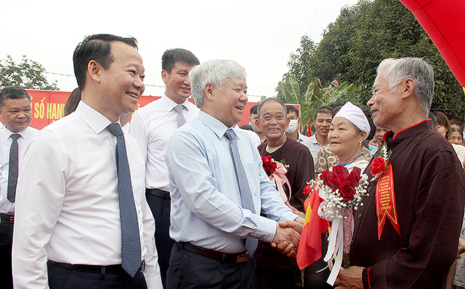 Các đồng chí lãnh đạo Trung ương, lãnh đạo tỉnh Yên Bái động viên, chia sẻ niềm vui với người dân xã Quy Mông, huyện Trấn Yên trong Ngày hội Đại đoàn kết toàn dân tộc và đón nhận xã đạt chuẩn nông thôn mới nâng cao.