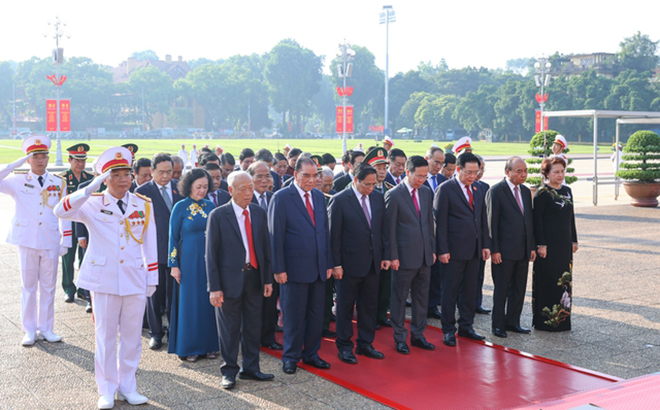 Các đồng chí lãnh đạo, nguyên lãnh đạo Đảng, Nhà nước, Ủy ban Trung ương MTTQ Việt Nam đặt vòng hoa và vào Lăng viếng Chủ tịch Hồ Chí Minh